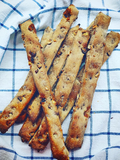 Foto di Fruste con fichi secchi, noci e pancetta