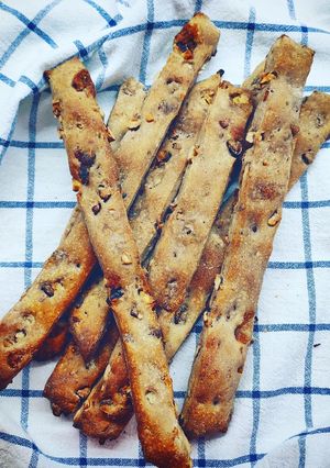 Foto di Fruste con fichi secchi, noci e pancetta