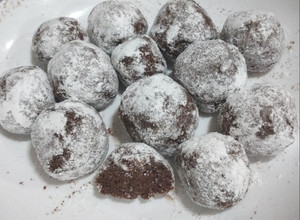 Una foto de Trufas de chocolinas con azúcar impalpable