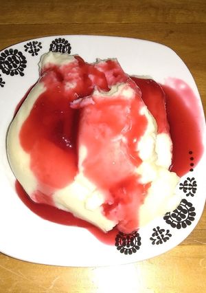 Una foto de Sémola con salsa de frambuesa