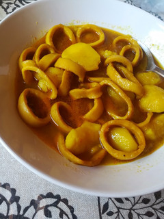 Una foto de Calamares guisados con patatas en olla GM