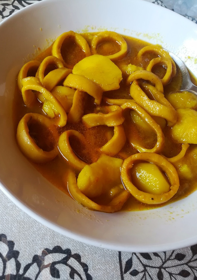 Una foto de Calamares guisados con patatas en olla GM