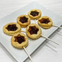 A picture of Mince pie pops.