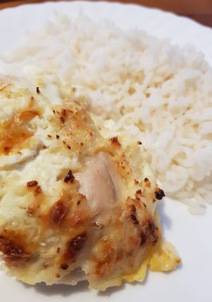 Sajtos-tejfölös borzas csirkemell recept fotója