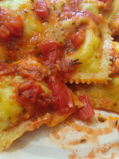 Una foto de Raviolones caprese veganos