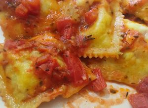 Una foto de Raviolones caprese veganos