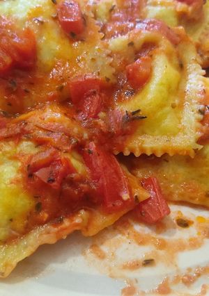Una foto de Raviolones caprese veganos