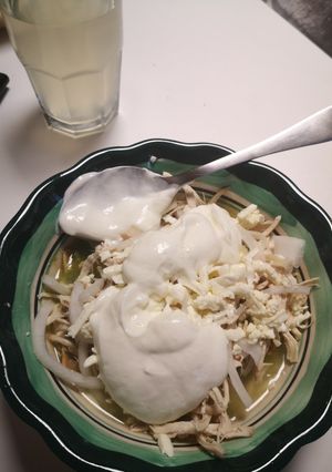 Una foto de Chilaquiles verdes con pollo