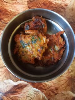 পেঁয়াজ ধনেপাতার পকোড়া (pakoda recipe in Bengali) রেসিপির প্রধান ছবি