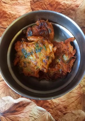 পেঁয়াজ ধনেপাতার পকোড়া (pakoda recipe in Bengali) রেসিপির প্রধান ছবি