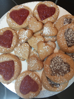 Una foto de Galletas de mantequilla, rellenas de mermelada y chocolate San Valentín 💞