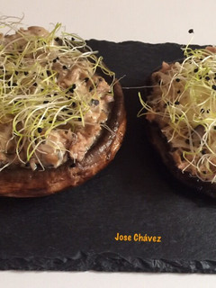 Una foto de Champiñones Portobello gigantes rellenos de atún con un toque de salsa de Boletus