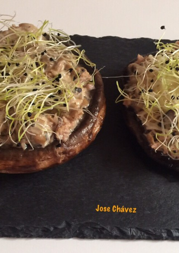 Una foto de Champiñones Portobello gigantes rellenos de atún con un toque de salsa de Boletus