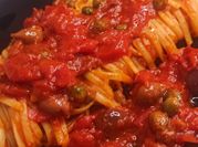 Una foto di pasta con capperi