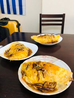 Una foto de Variación Tortilla de arroz relleno Japonés wafu omurais🇺🇾🇯🇵和風オムライス