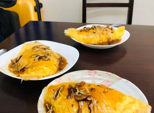 Una foto de Variación Tortilla de arroz relleno Japonés wafu omurais🇺🇾🇯🇵和風オムライス