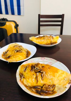 Una foto de Variación Tortilla de arroz relleno Japonés wafu omurais🇺🇾🇯🇵和風オムライス