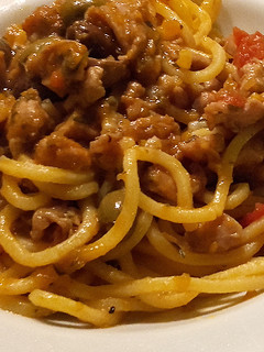 Una foto de Pasta fresca con salsa de conejo y olivas taggiasche