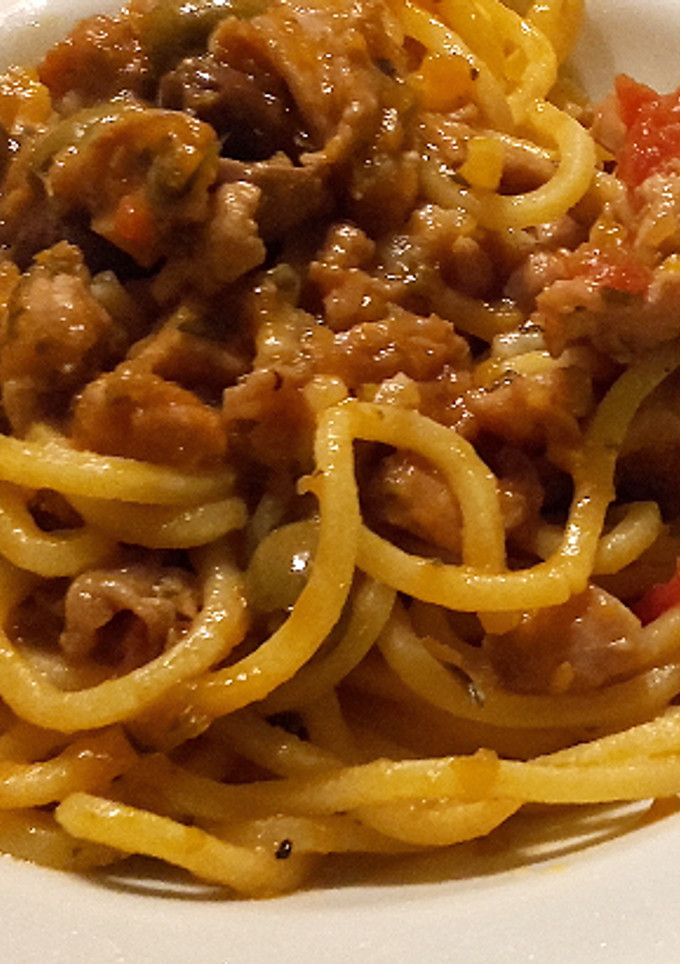 Una foto de Pasta fresca con salsa de conejo y olivas taggiasche