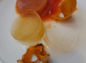 Una foto de Gelificaciones como postre con piel de mango y miel