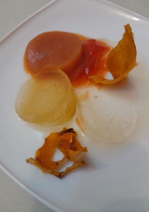 Una foto de Gelificaciones como postre con piel de mango y miel