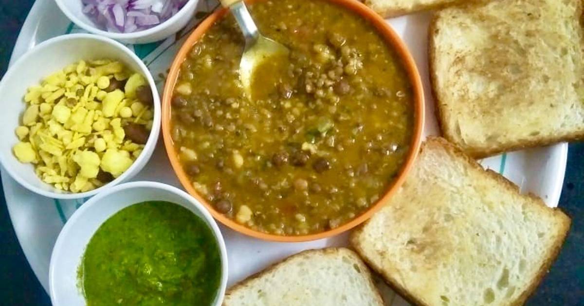 Mix sprouts Misal paav or mix sprouts misal with bread Recipe by ...