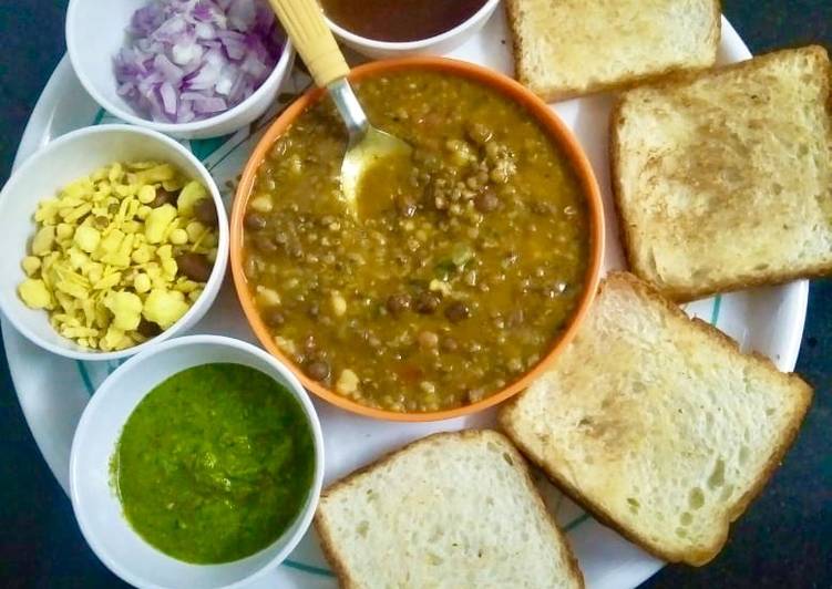 Recipe of Ultimate Mix sprouts Misal paav or mix sprouts misal with bread