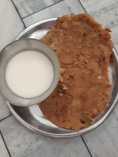 A picture of Aloo pratha with curd.