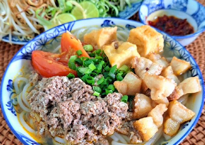 Nấu nước dùng bún riêu