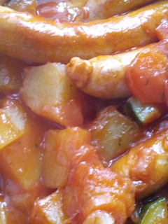 Una foto de Salchichas con tomate