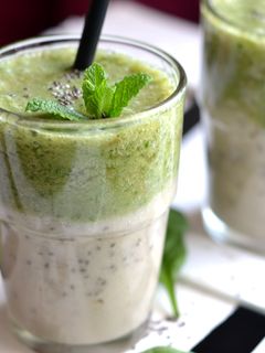 Spenótos-banános smoothie kókusztejjel recept fotója