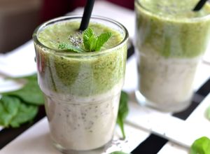 Spenótos-banános smoothie kókusztejjel recept fotója