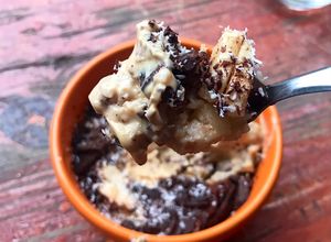 Una foto de Porridge de avena con manzana compotada 🍎🍫🍌