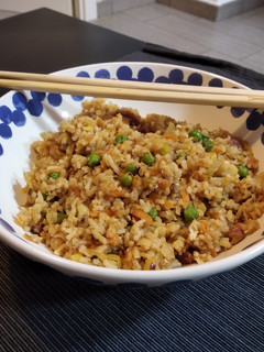 Una foto de Arroz frito tres delicias
