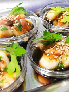 Una foto de Cucharitas de vieira y foie Mi-Cuit con salsa teriyaki