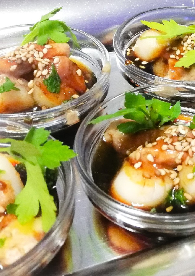 Una foto de Cucharitas de vieira y foie Mi-Cuit con salsa teriyaki