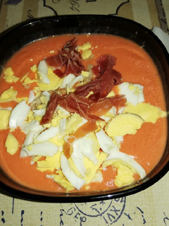 Una foto de Salmorejo con huevo y jamón