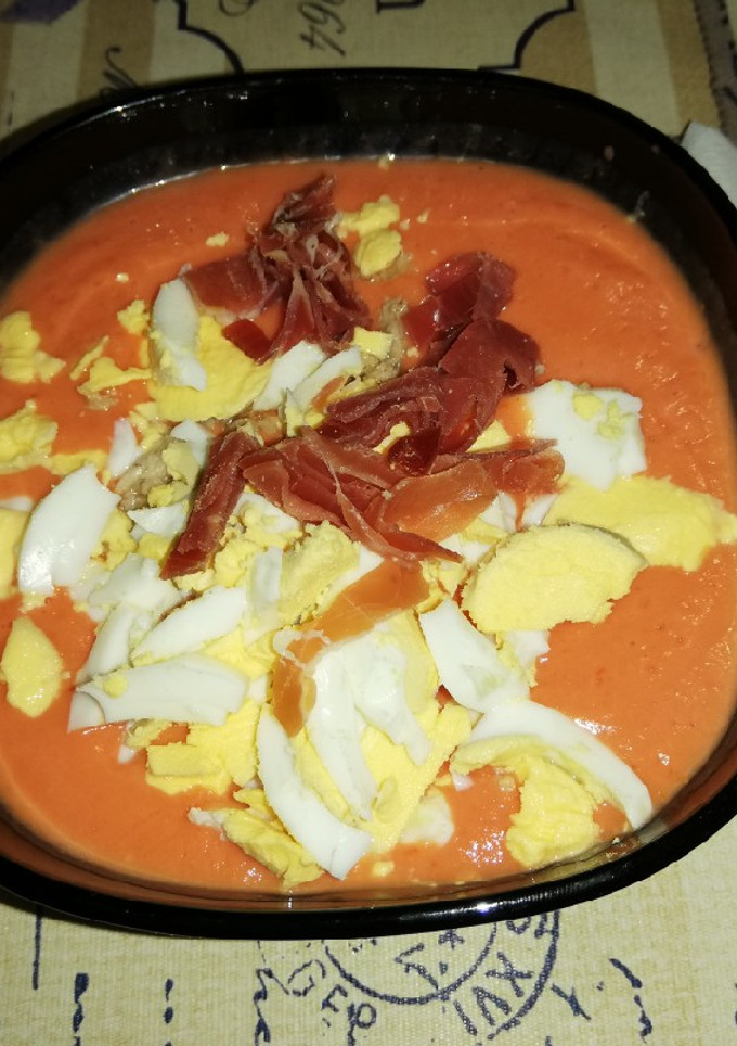 Una foto de Salmorejo con huevo y jamón