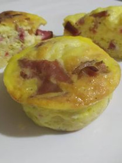 Una foto de Muffin de huevos, bacon, salami y queso