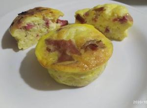 Una foto de Muffin de huevos, bacon, salami y queso