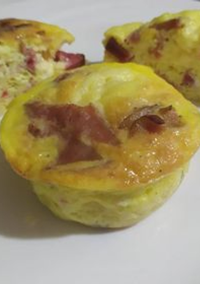 Una foto de Muffin de huevos, bacon, salami y queso