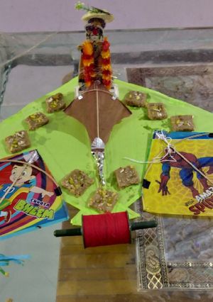 તલની માવા ચીકી (Tal Mava Chikki Recipe in GujArati) રેસીપી મુખ્ય ફોટો