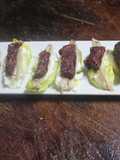 Hojas de lechuga con morcilla y boquerones