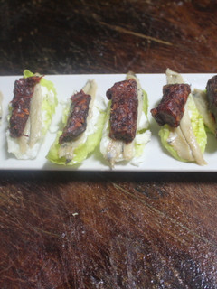 Una foto de Hojas de lechuga con morcilla y boquerones