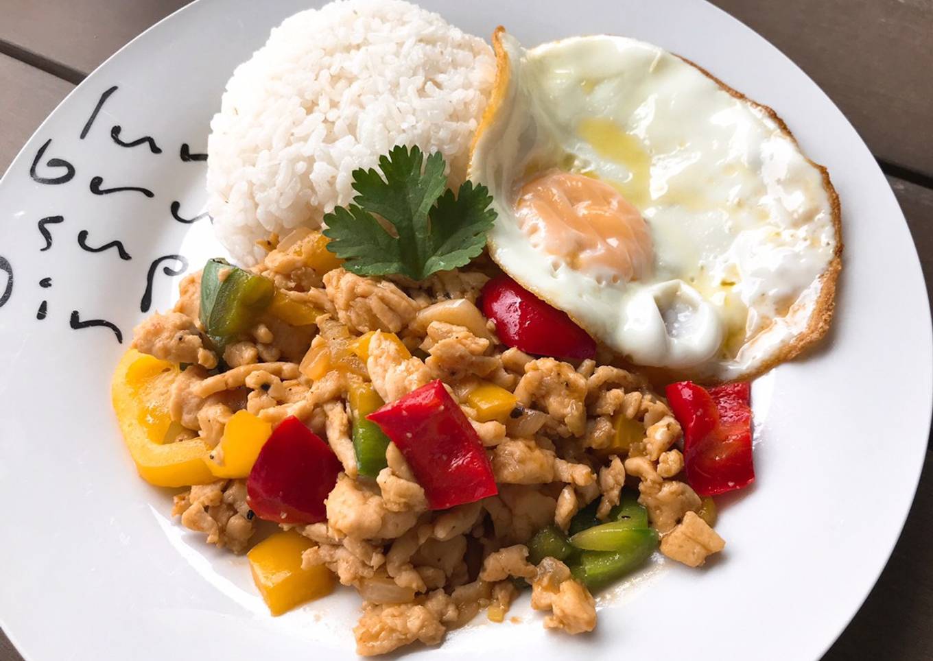 Arroz con carne molida y pimientos en salsa de ostras