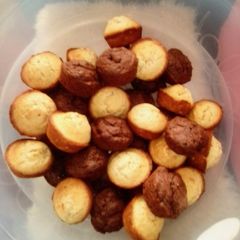 A picture of Vanilla and Chocolate muffins.