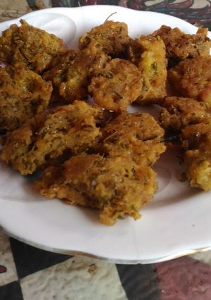A picture of Masoor dal and nonia saag pakora.