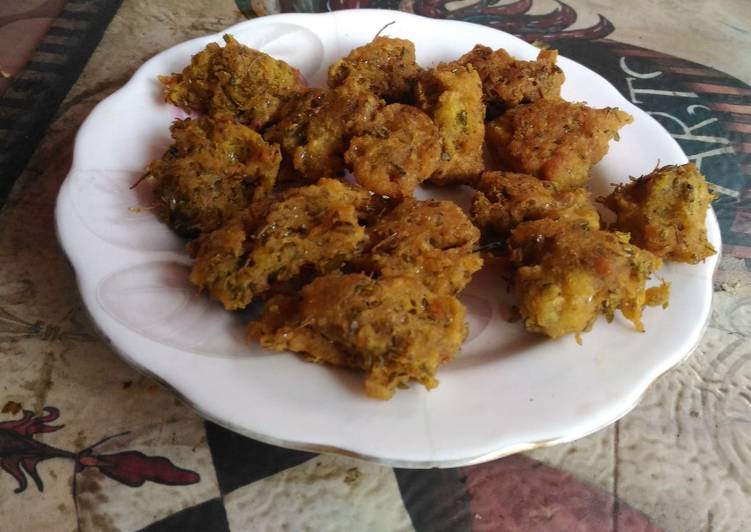 Recipe of Refreshing Masoor dal and nonia saag pakora
