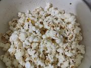 Una foto de palomitas saludables