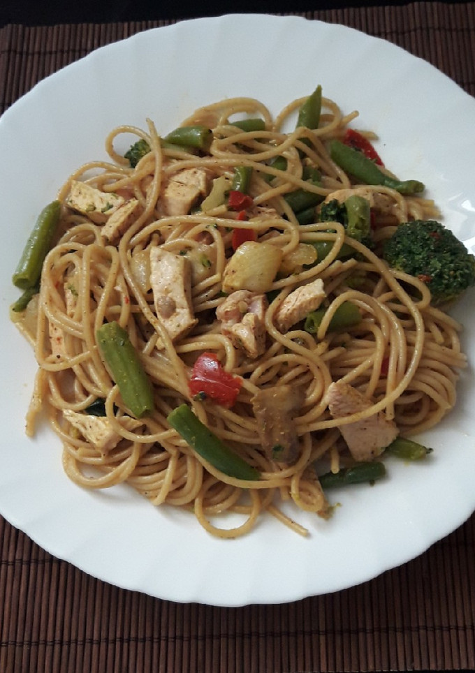 Una foto de Espaguetis con pollo, verduras y curry